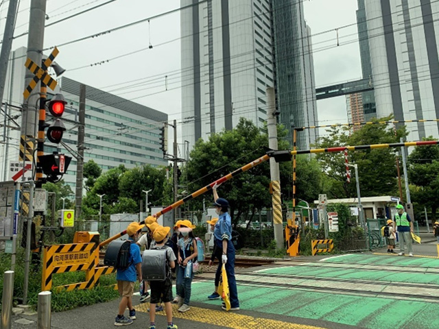 通学路である向河原駅前踏切へ「賢い踏切」の導入を実現！
