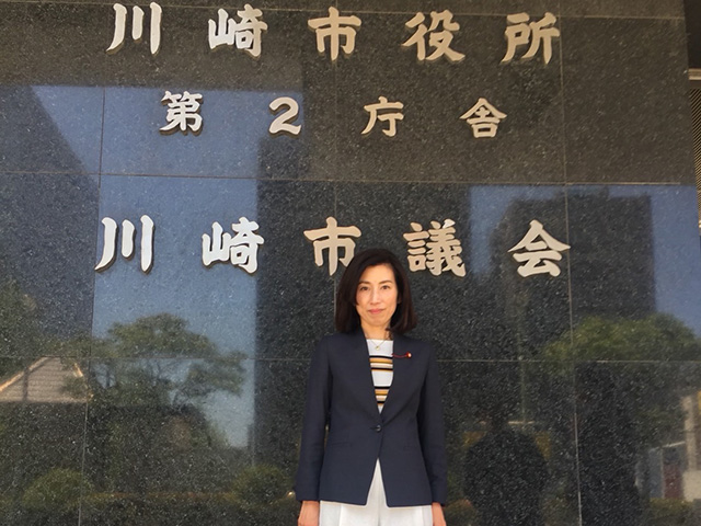 川崎市議会の議会棟前にて